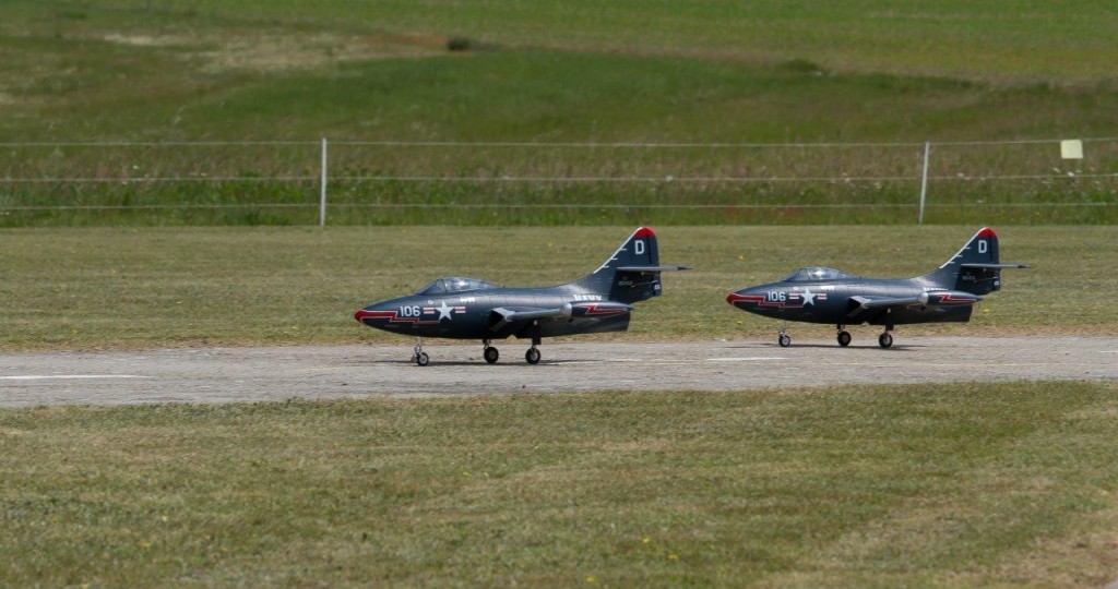 zwei F9F Panther im Parallelstart